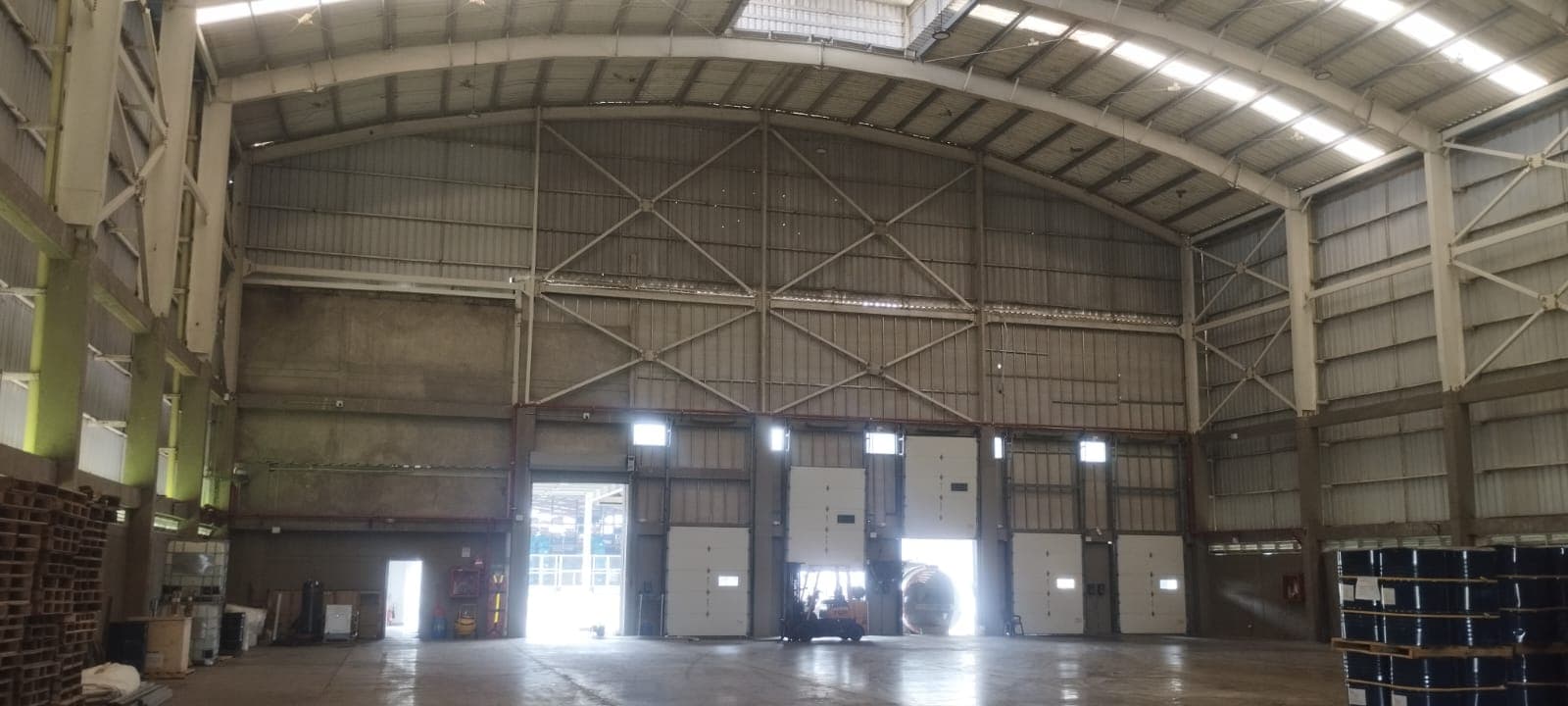 Interior de bodega con montacargas en Buenaventura