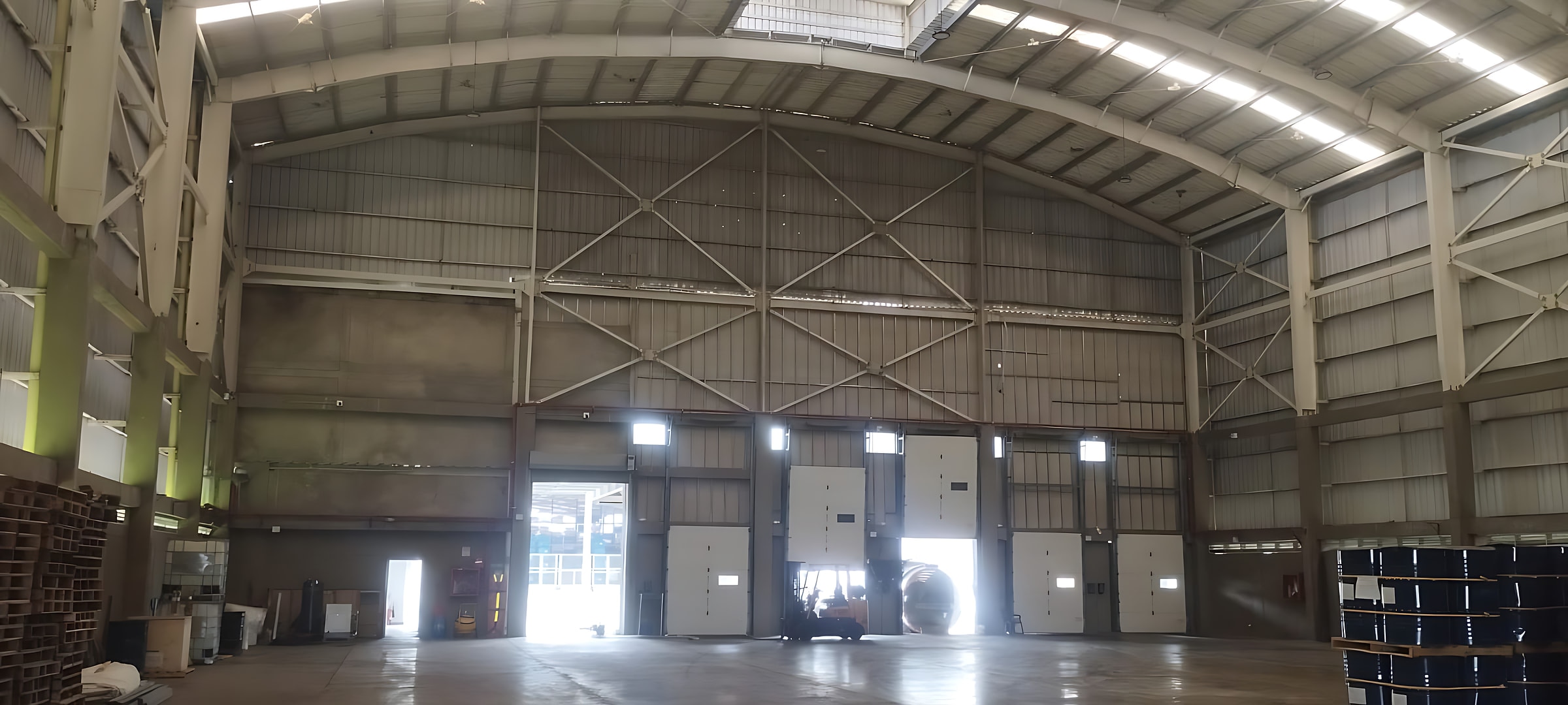 Interior de bodega con montacargas en Buenaventura