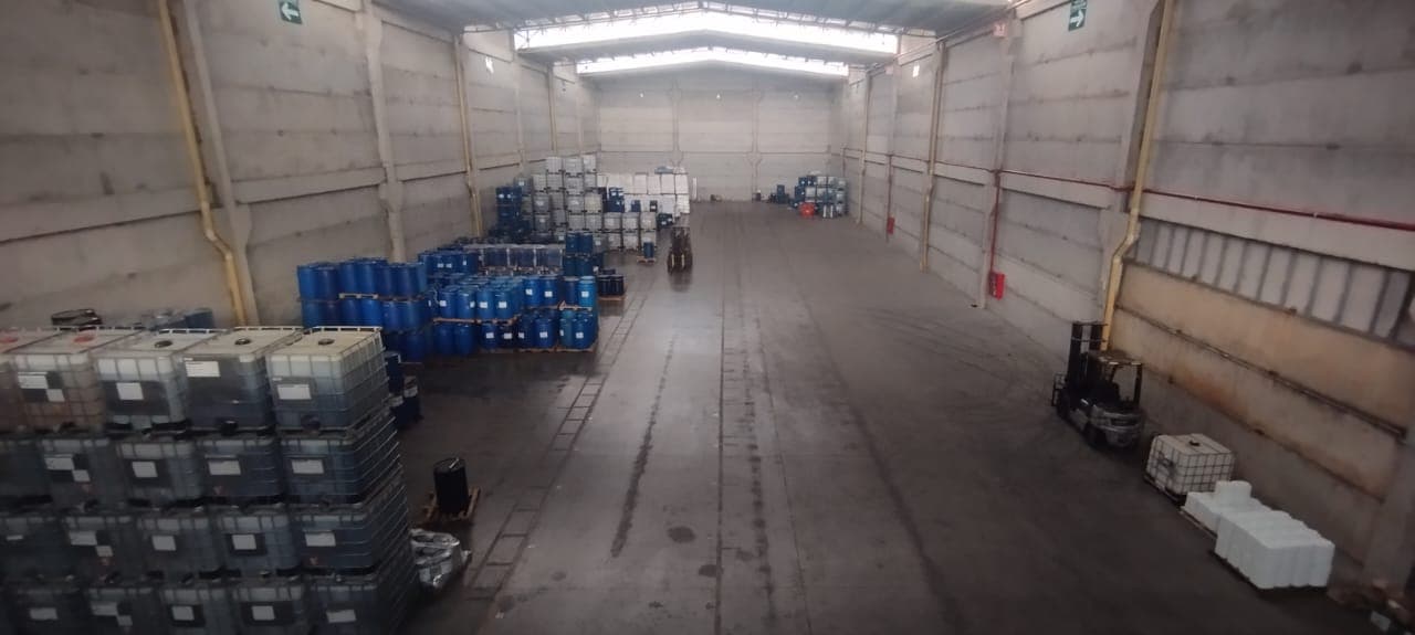 Interior de bodega con tambores e IBC en Girardota