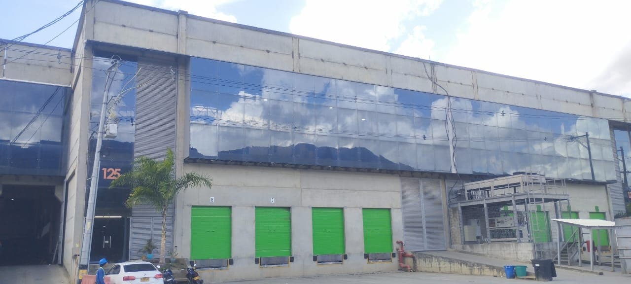 Fachada del centro logístico de Girardota