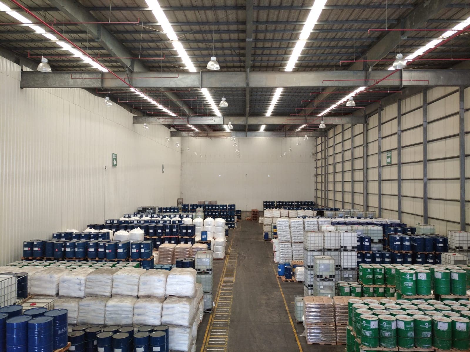Bodega de almacenamiento organizada en Mamonal