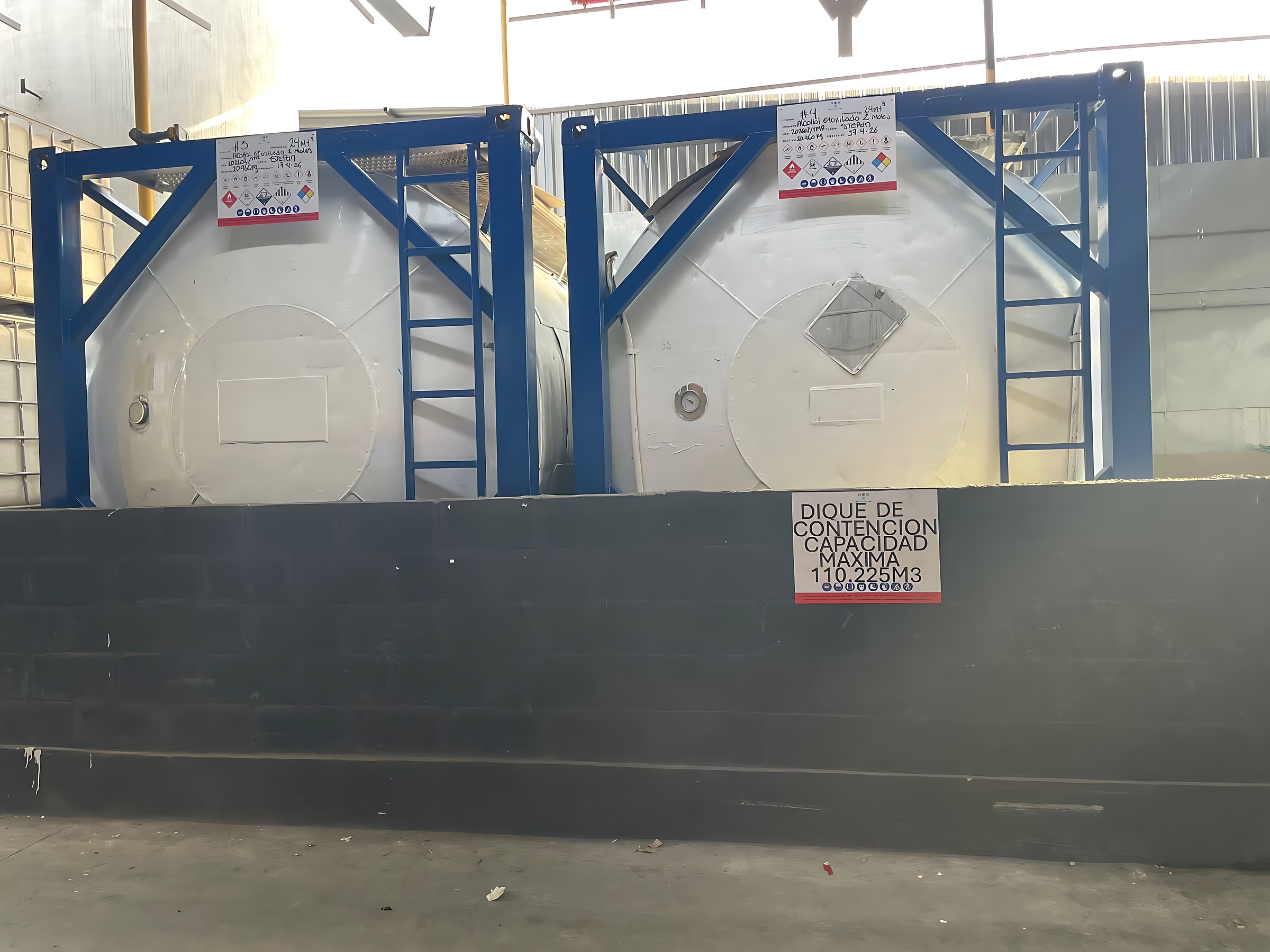 Contenedores cisterna ISO con dique de contención en Yumbo