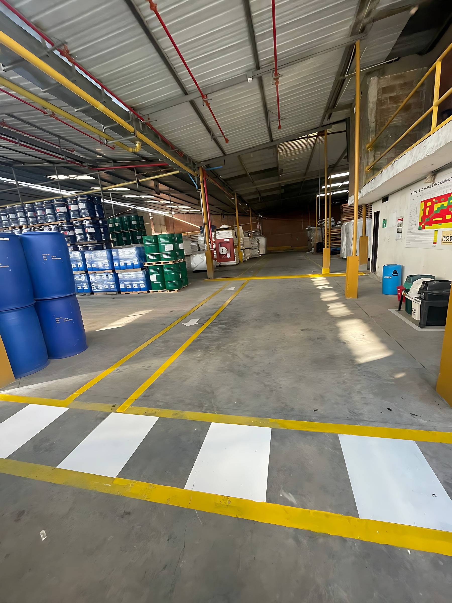Bodega organizada con señalización de seguridad en Yumbo